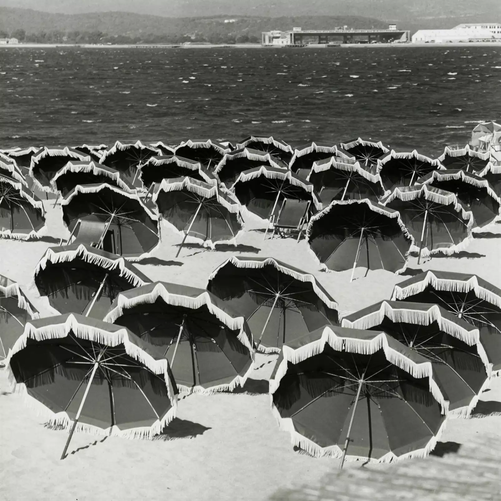 affiche-plage-vintage-sun-umbrellas